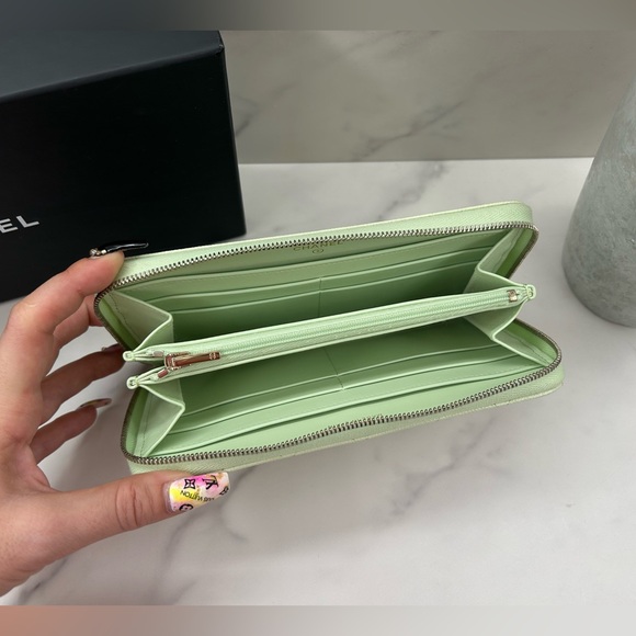 🔥RARE!! CHANEL•Caviar Quilted Zip Around Long Wallet - Picture 5 of 9